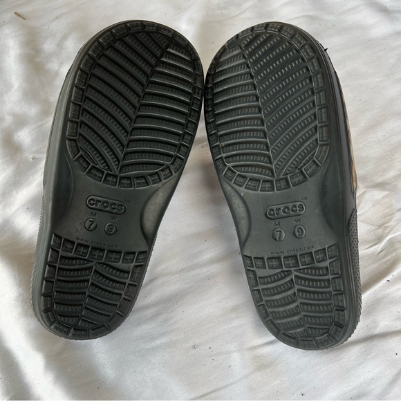 NWB 7 CROCS LEOPARD SLIDES BLACK SOLE - Picture 5 of 5